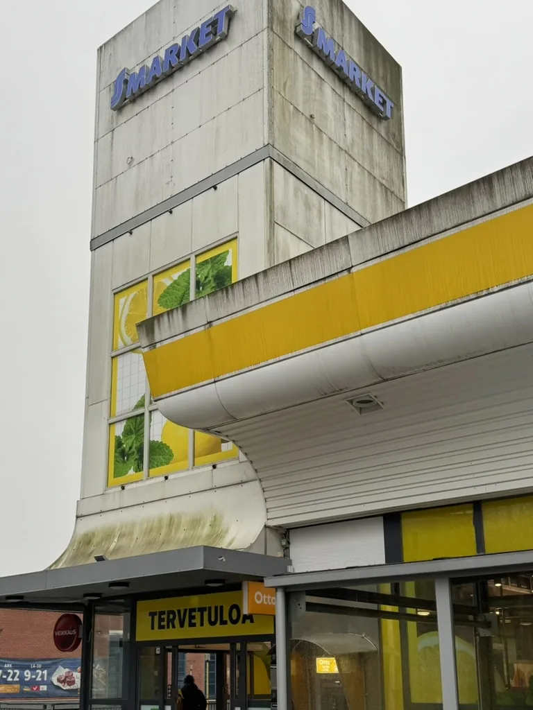 Liikekiinteistön julkisivu ennen