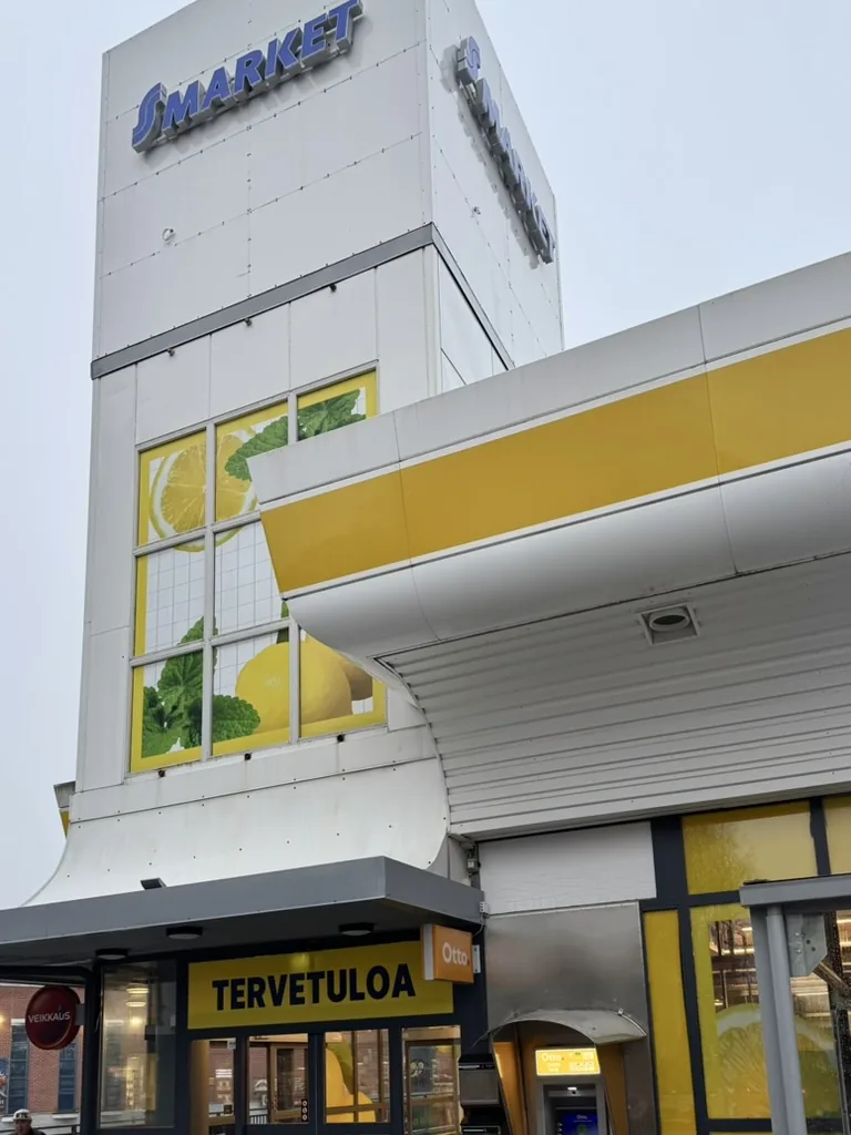 Liikekiinteistön julkisivu jälkeen